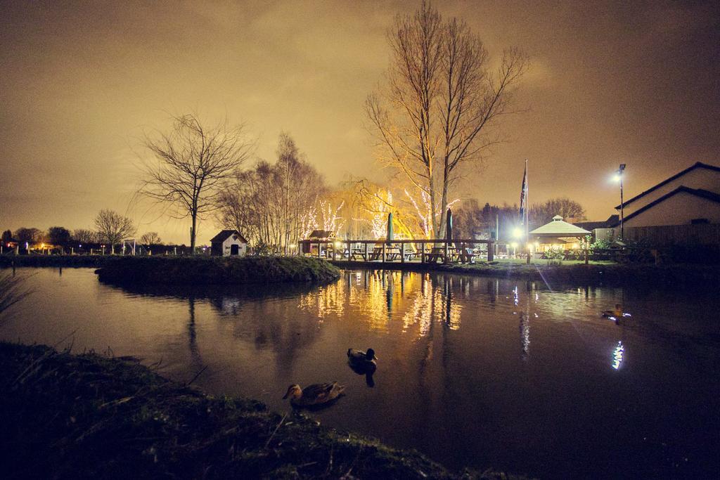 The Black Swan Glazebrook Экстерьер фото